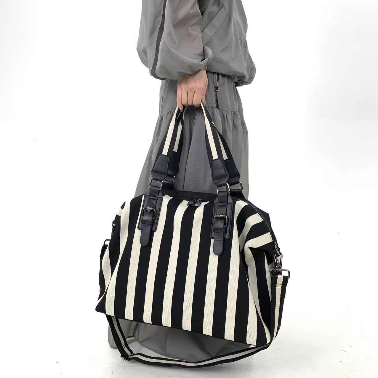 Ladies' fashionable striped ve - Travel Accessories B&M 评论和价格
