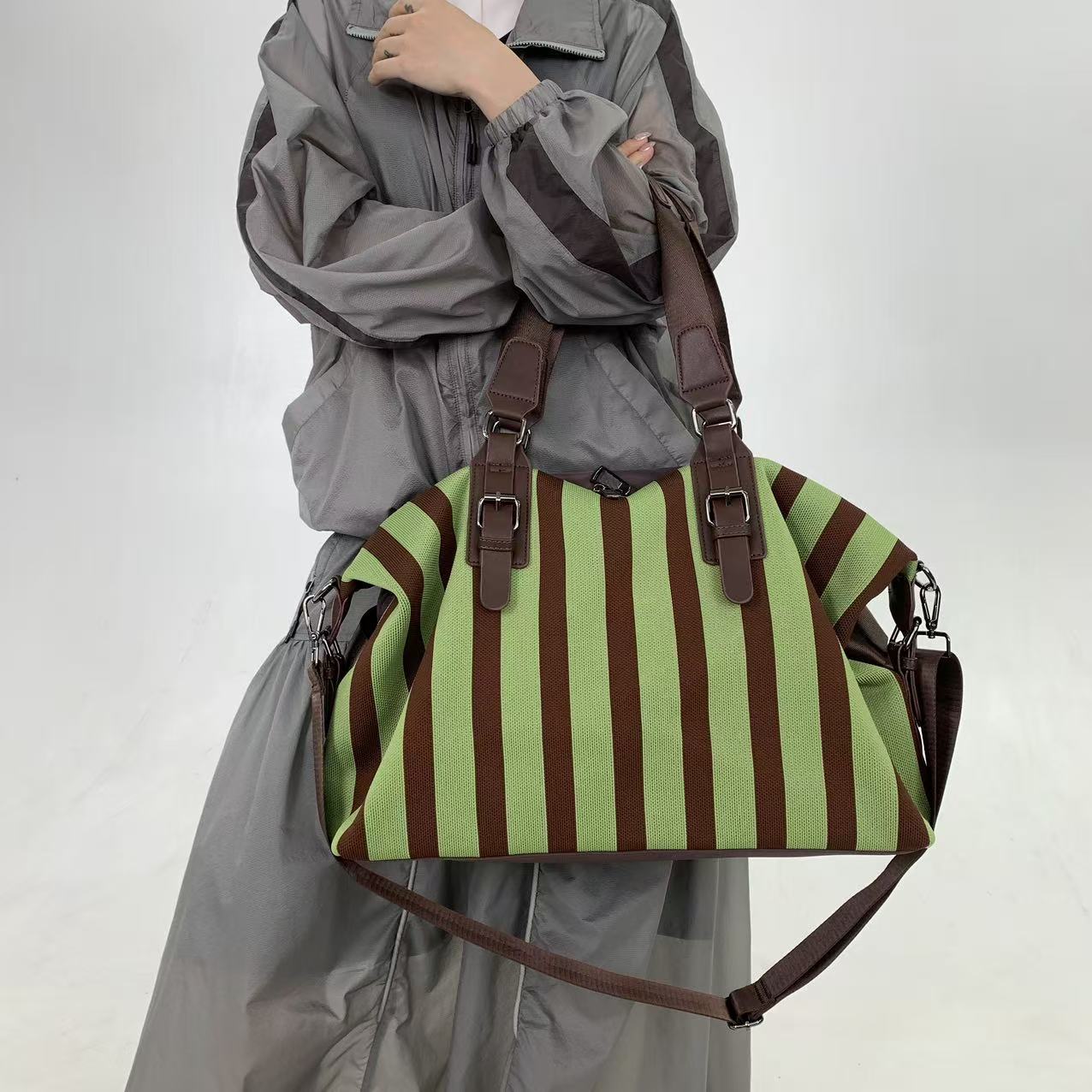 Ladies' fashionable striped ve - Travel Accessories B&M 评论和价格