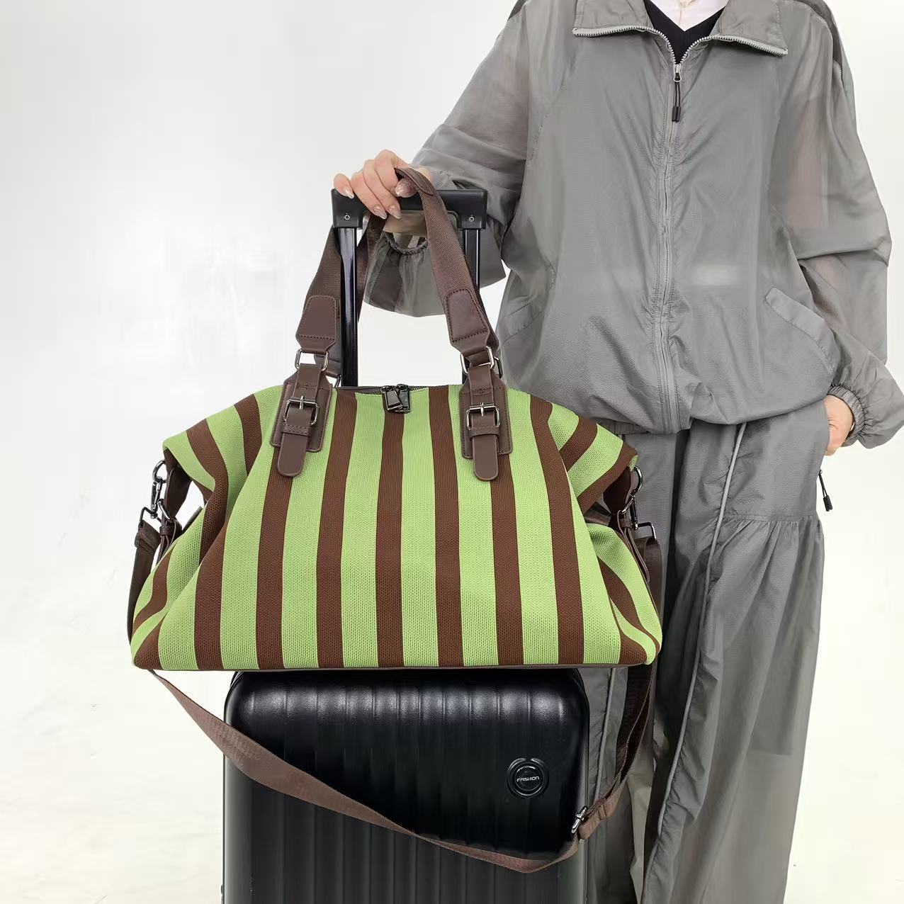 Ladies' fashionable striped ve - Travel Accessories B&M 评论和价格